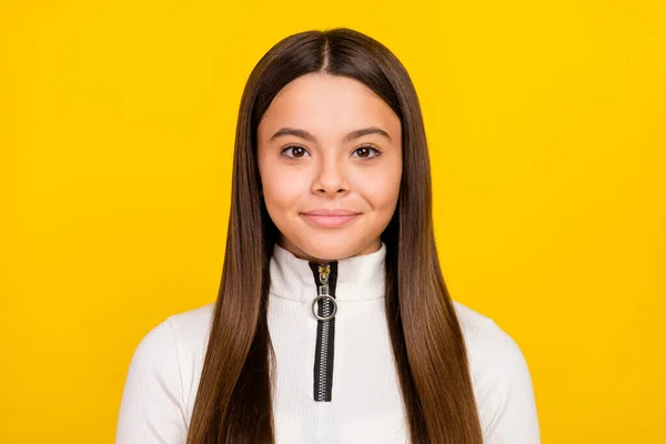 Foto van zoete charmante preteen meisje gekleed witte rits shirt glimlachen geïsoleerde gele kleur achtergrond — Stockfoto