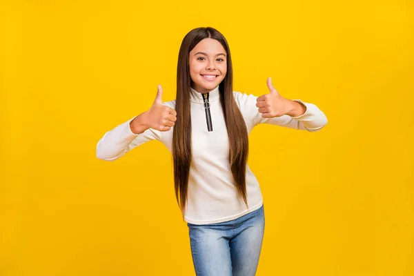 Zdjęcie słodkie urocze nastolatka dziewczyna ubrana biały zamek błyskawiczny koszula pokazując dwa kciuki w górę uśmiechnięty odizolowany żółty kolor tło — Zdjęcie stockowe