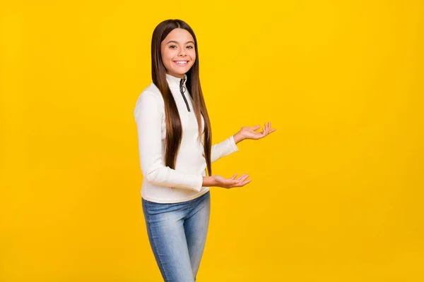 Foto van charmante mooie tiener gekleed witte rits shirt uitnodigen u komende armen lege ruimte glimlachen geïsoleerde gele kleur achtergrond — Stockfoto