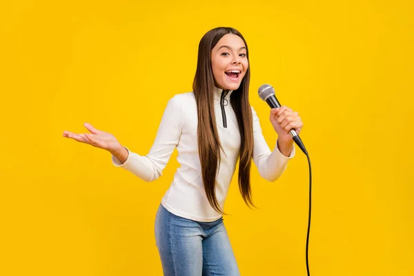 Foto van grappige charmante preteen meisje gekleed witte rits shirt zingen karaoke glimlachen geïsoleerde gele kleur achtergrond — Stockfoto