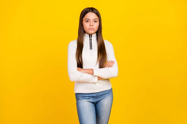 Foto de estudiante confiado serio niña usar camisa blanca con cremallera manos plegadas aislado color amarillo fondo — Foto de Stock