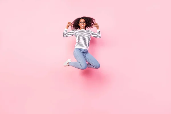 Retrato de longitud completa de persona energética despreocupada pulgares directos en uno mismo aislado sobre fondo de color rosa — Foto de Stock