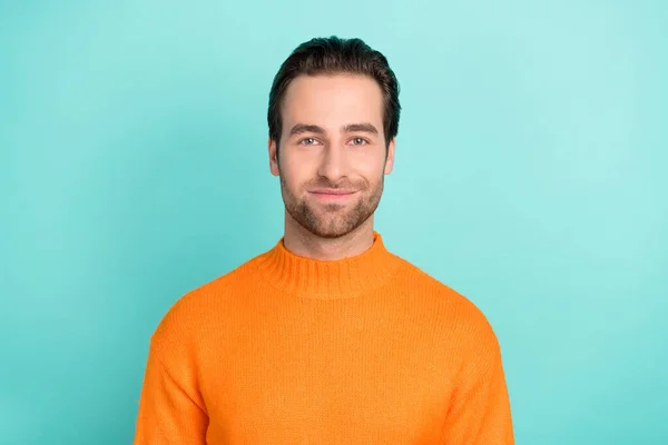 Foto van jonge man goed humeur intelligent slijtage warm casual pullover geïsoleerd over teal kleur achtergrond — Stockfoto