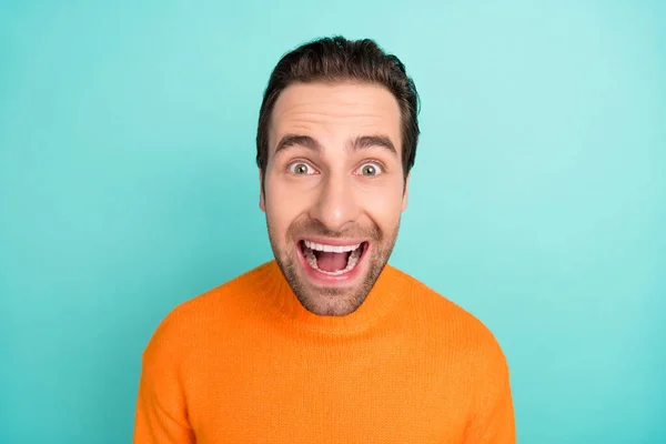 Portret van onder de indruk vrolijke man open mond staren kijken camera cant geloven geïsoleerd op teal kleur achtergrond — Stockfoto