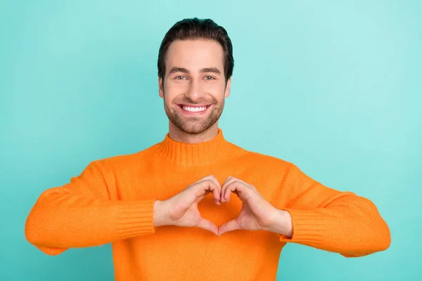 Foto de persona amigable satisfecha sonrisa manos dedos hacen símbolo del corazón aislado sobre fondo de color turquesa — Foto de Stock