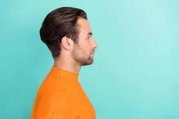 Profiel foto van kalme jongeman kijken lege ruimte slijtage pullover geïsoleerd op turquoise kleur achtergrond — Stockfoto