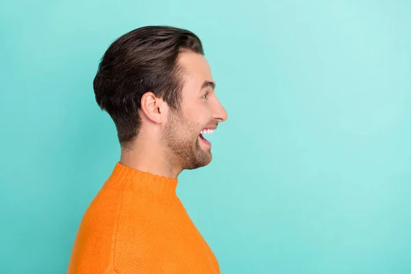 Профиль фото веселый впечатленный человек смотреть пустое пространство открытого рта изолированы на бирюзовом фоне цвета — стоковое фото