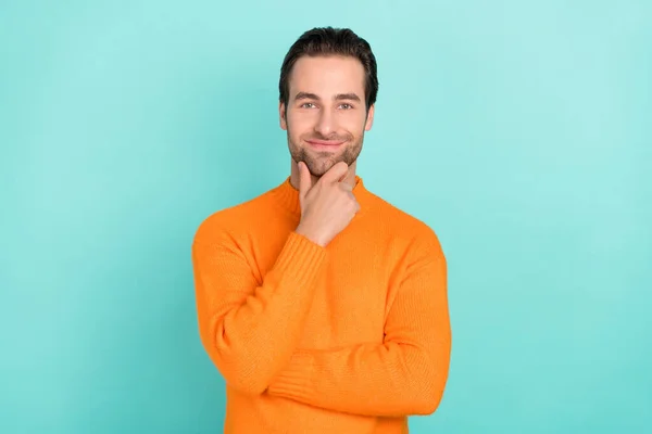 Fotografie klidný rád smýšlející člověk ruku na bradě vzhled kamera izolované na pastelové tyrkysové barvy pozadí — Stock fotografie