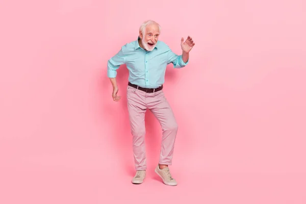 Volledige lengte foto van dynamische koele middelbare leeftijd man dace vintage festival handen omhoog geïsoleerd over pastel kleur achtergrond — Stockfoto
