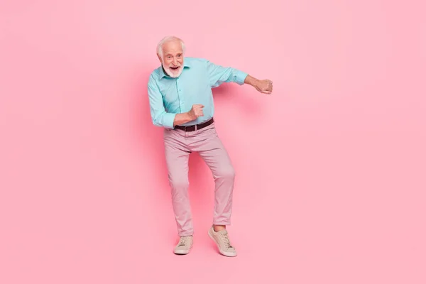 Dinamik orta yaşlı adamın tam boy fotoğrafı diskotek dansı iyi hazırlanmış izole edilmiş pastel renk arka planı — Stok fotoğraf