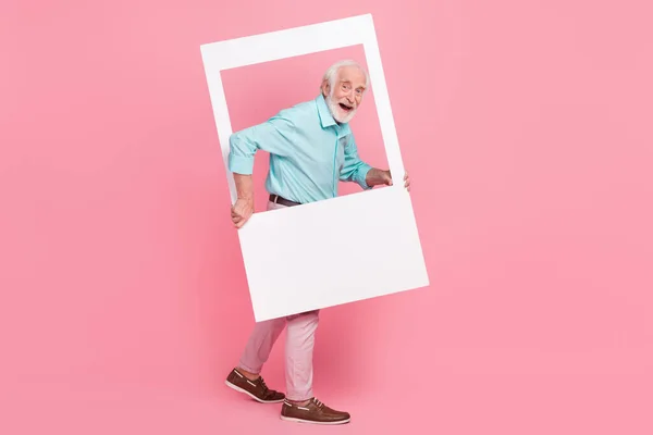 Enerjik orta yaşlı adamın tam boy profil yan fotoğrafı. Fotoğraf sınırını tutun. İzole edilmiş pastel renk arkaplanından uzaklaşın. — Stok fotoğraf