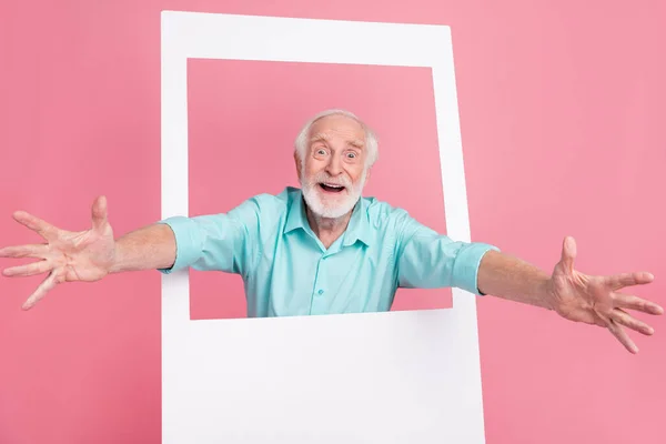 Bild av glädje medelålders man öppna händer krama fotografera gränsen isolerad pastell färg bakgrund — Stockfoto