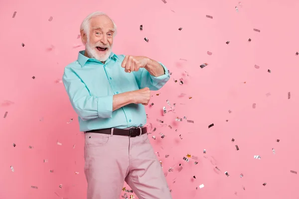 Heyecanlı orta yaşlı erkek doğum günü fotoğrafı konsept dans diskoteği izole edilmiş pastel renk arkaplanı — Stok fotoğraf