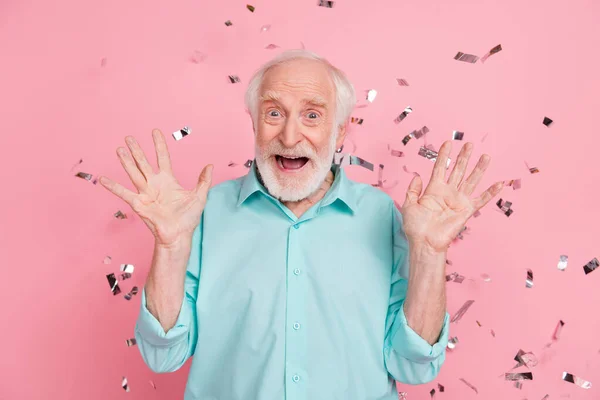 Φωτογραφία του εντυπωσιασμένος τρελός μεσήλικας άντρας αυξήσει τα χέρια wow omg ειδήσεις κραυγή απομονωμένη πάνω παστέλ χρώμα φόντο — Φωτογραφία Αρχείου