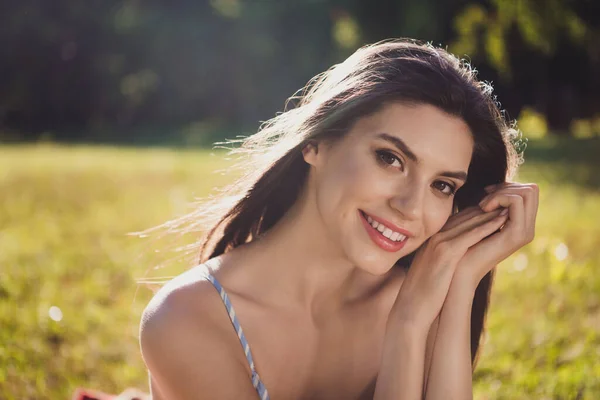 Retrato de atraente concurso alegre menina de cabelos castanhos gostando de passar o dia visitando a luz do sol do jardim ao ar livre — Fotografia de Stock