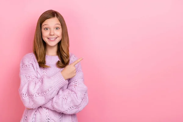 Πορτρέτο της ελκυστικής girlish χαρούμενο κορίτσι που αποδεικνύει αντίγραφο κενό χώρο ad soltuion απομονώνονται σε ροζ παστέλ χρώμα φόντο — Φωτογραφία Αρχείου