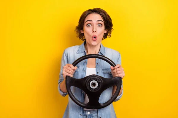 Etkilenmiş genç bir kadının fotoğrafı, korkmuş sersemlemiş araba sürüşü hızla sarı arka planda izole edilmiş. — Stok fotoğraf