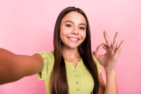 Foto de confianza pequeña dama disparar selfie show okey cantar retroalimentación positiva desgaste verde superior aislado color rosa fondo —  Fotos de Stock