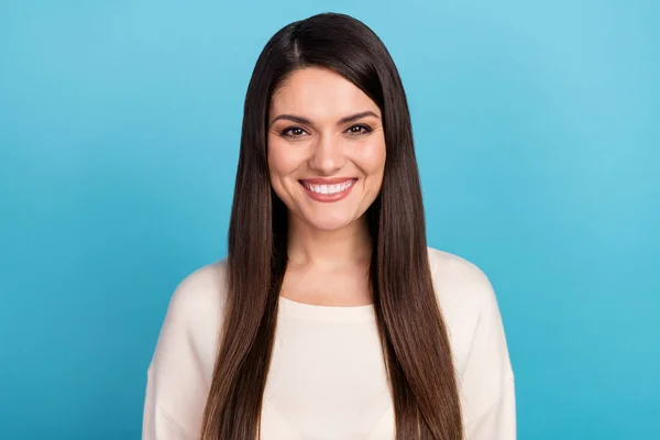 Foto van jeugd vrolijke vrouw bezoek tandarts whitening holte bescherming geïsoleerd over blauwe kleur achtergrond — Stockfoto