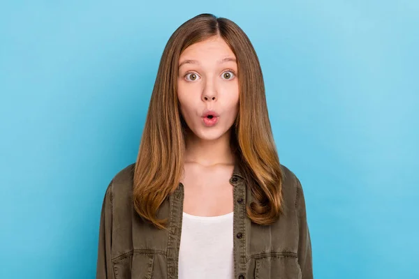 Porträt von jungen kleinen schönen Frau Schock Ausdruck sehen Black Friday Förderung isoliert auf blauem Hintergrund — Stockfoto