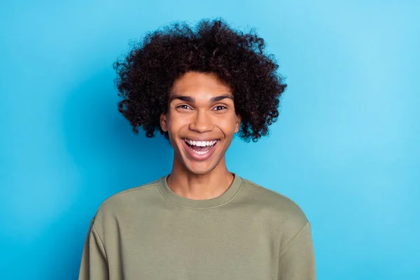 Bild av ungdom glad kille gott humör skrattar humoristisk komedi april isolerad över blå färg bakgrund — Stockfoto