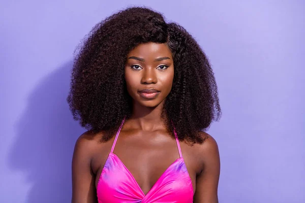 Foto de adorável confiante senhora africana vestida rosa sexy roupas isolado cor violeta fundo — Fotografia de Stock