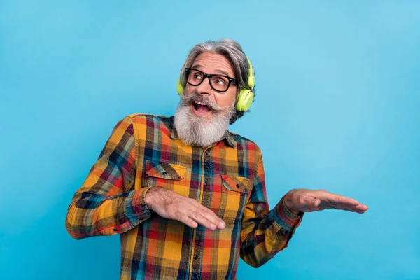 Photo of man pensioner dressed shirt glasses listening music dancing empty space isolated blue color background — Stock Photo, Image