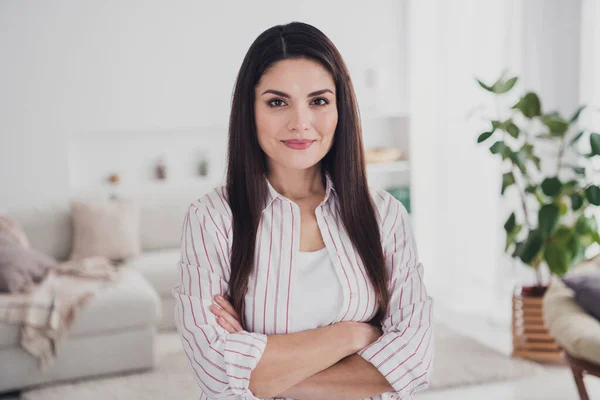 Portret van aantrekkelijke vrolijke inhoud langharige vrouw gevouwen armen verblijf veiligheid thuis — Stockfoto