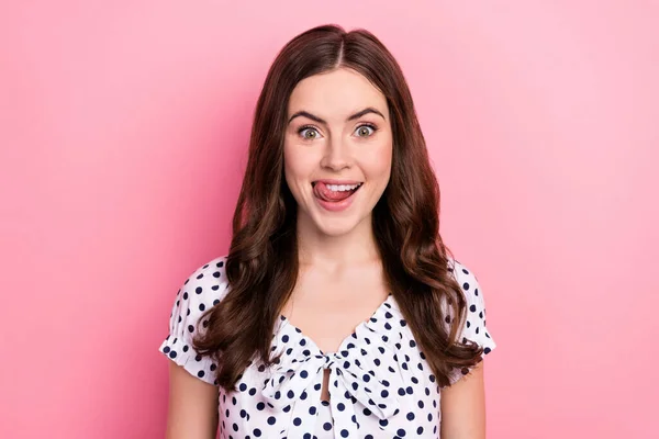 Retrato de chica atractiva alegre de pelo ondulado lamiendo el labio buen humor aislado sobre fondo de color pastel rosa —  Fotos de Stock