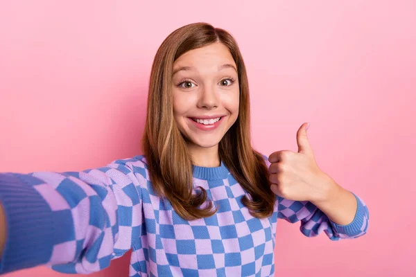 Foto van bruin zoet klein meisje doen selfie toon okey teken slijtage geruite trui geïsoleerd op roze kleur achtergrond — Stockfoto