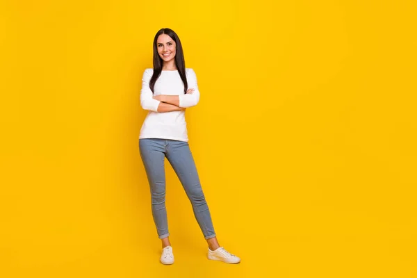 Full storlek foto av ung vacker kvinna vikta händer stående manager isolerade över gul färg bakgrund — Stockfoto
