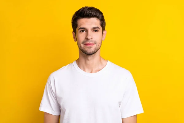 Bilde av sjarmerende positiv mann - se ut med hvitt t-skjorte isolert gul bakgrunn – stockfoto