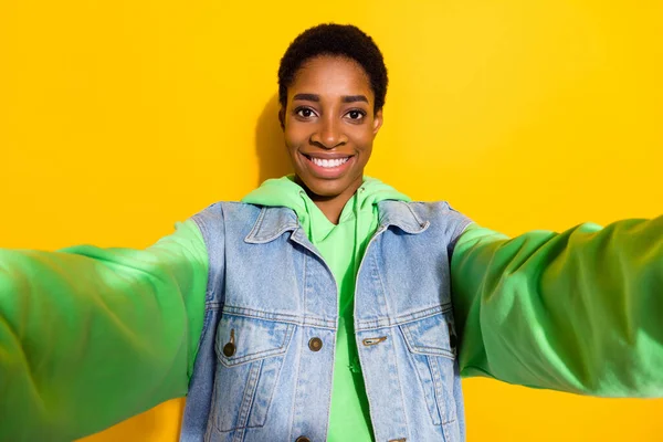 Foto av positiva glada dam gör selfie inspelning video toothy leende isolerad på gul färg bakgrund — Stockfoto