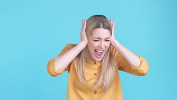 Frustrierte Dame Manager schreien unerträgliche Lautstärke isoliert blaue Farbe Hintergrund — Stockvideo