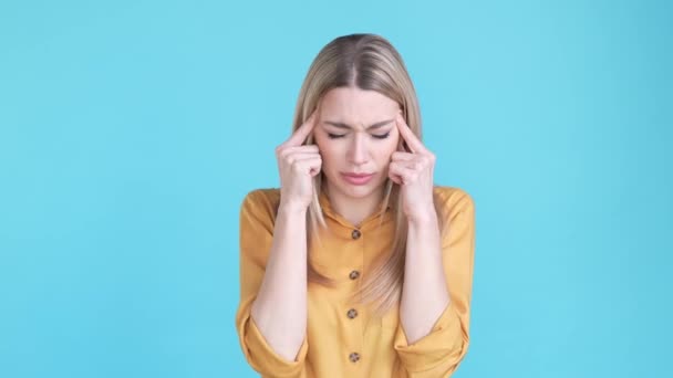 Lady agent souffrent de maux de tête sévère délai isolé fond de couleur bleue — Video