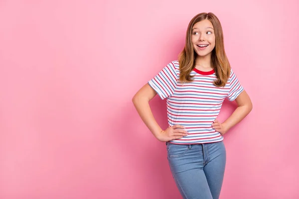 Foto de hooray pequena menina loira olhar promo desgaste vermelho t-shirt jeans isolado no fundo cor-de-rosa — Fotografia de Stock