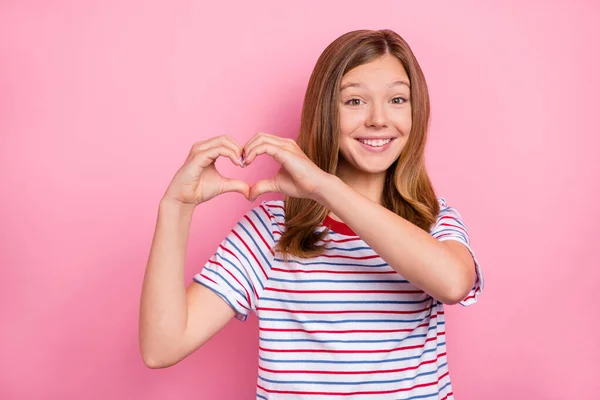 Foto da menina penteado marrom agradável mostrar coração desgaste vermelho t-shirt isolado no fundo cor-de-rosa — Fotografia de Stock