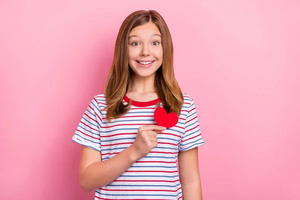 Foto van zoet bruin kapsel meisje toon ansichtkaart slijtage gestreept t-shirt geïsoleerd op roze kleur achtergrond — Stockfoto
