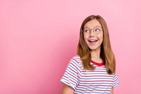 Foto von niedlichen kleinen braunen Frisur Mädchen aussehen promo tragen Brille gestreifte T-Shirt isoliert auf rosa Hintergrund — Stockfoto