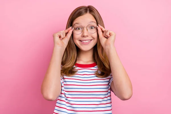 Фото очаровательной девушки коричневой прически носить очки полосатые футболки в полоску изолированы на розовом фоне цвета — стоковое фото
