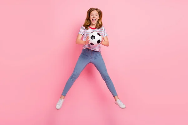 Full length foto di cool piccola ragazza bionda salto con palla usura t-shirt jeans scarpe da ginnastica isolato su sfondo rosa — Foto Stock