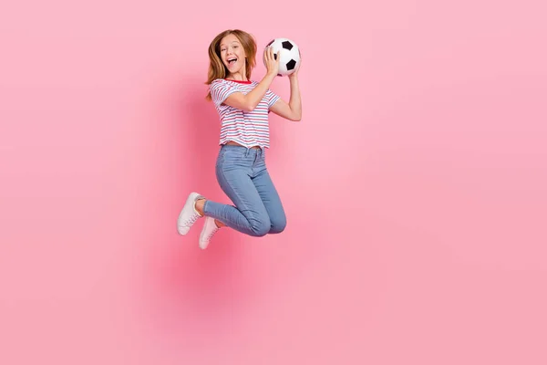 핑크 색 배경에 고립된 티셔츠진 신발을 신고 점프하는 귀여운 10 대 금발 소녀의 전신 사진 — 스톡 사진