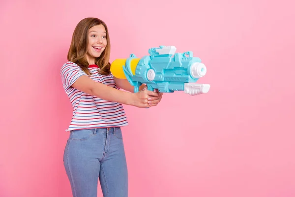 Foto von beeindruckt Teenager blonde Mädchen schießen tragen T-Shirt Jeans isoliert auf rosa Hintergrund — Stockfoto