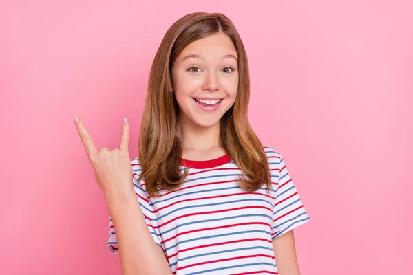 Foto de menina loira pequena legal mostrar sinal de rock desgaste camiseta vermelha isolada no fundo rosa — Fotografia de Stock