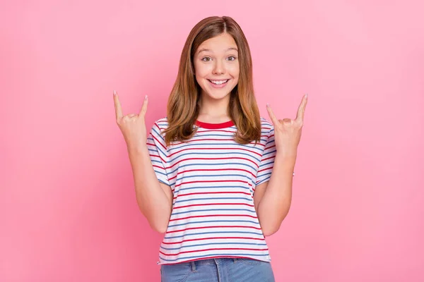 Zdjęcie hura nastolatek blondynka pokaż rock znak nosić czerwony t-shirt izolowane na różowym tle — Zdjęcie stockowe