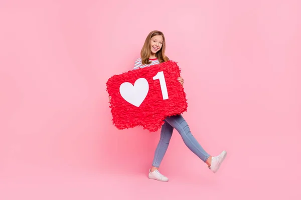 Foto em tamanho completo de adolescente engraçado menina loira ir com como desgaste vermelho t-shirt jeans sapatos isolados no fundo rosa — Fotografia de Stock