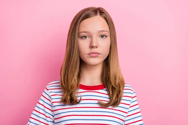 Foto de niña tranquila usar camiseta a rayas aislada sobre fondo de color rosa — Foto de Stock