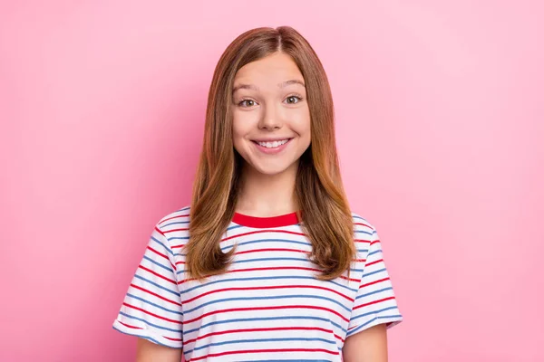 Foto da menina adolescente bonito olhar câmera desgaste listrado t-shirt isolado no fundo cor-de-rosa — Fotografia de Stock
