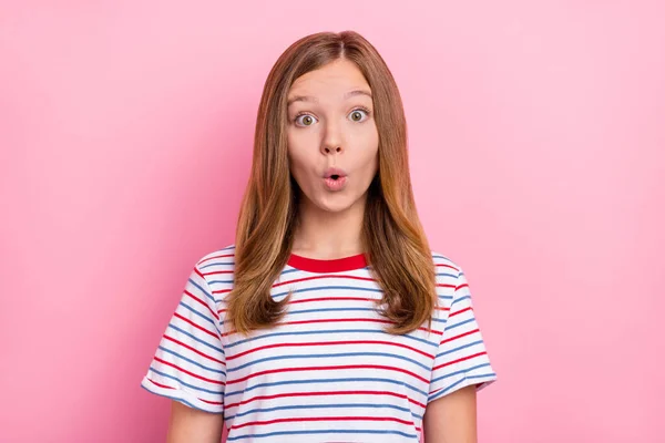 Foto de niña impresionada boca abierta desgaste camiseta a rayas aisladas sobre fondo de color rosa —  Fotos de Stock
