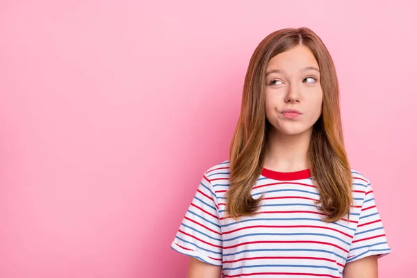 Fotografie nejisté teen dívka vzhled promo nosit červené tričko izolované na růžové barevné pozadí — Stock fotografie